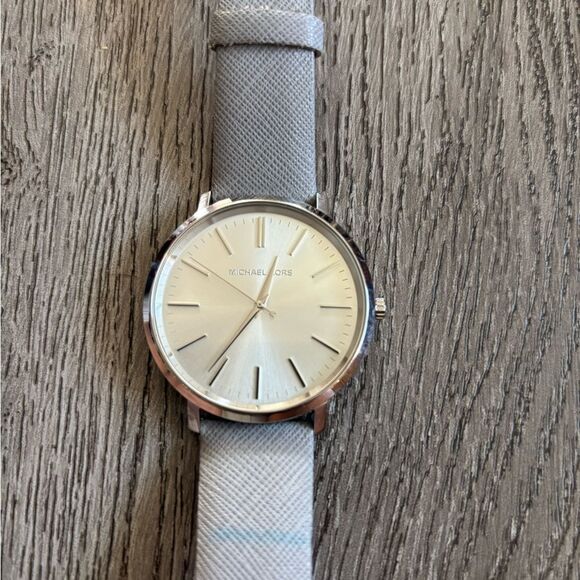 Michael Kors woman’s Elegant Silver Watch used in good condition - Picture 2 of 4